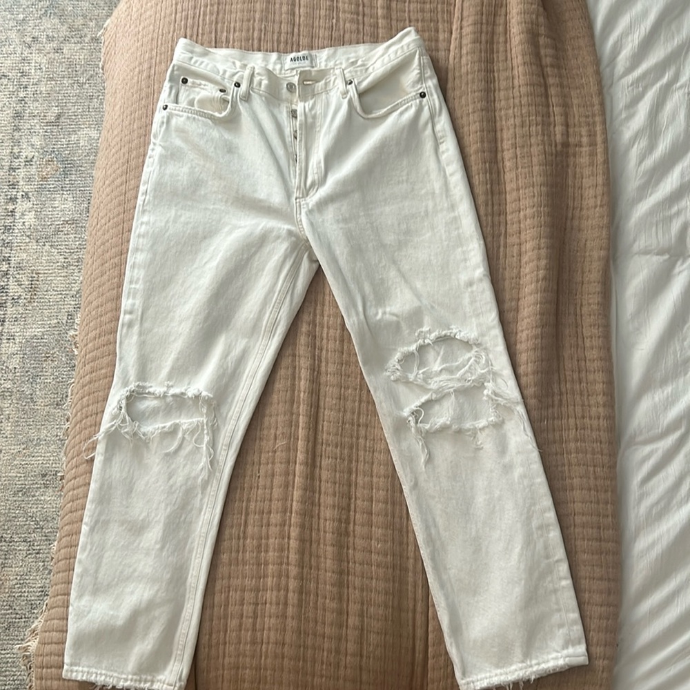 AGOLDE STRAIGHT LEG JEAN IN NATURAL WITH RIPPED KBEES AND BUTTON FLY